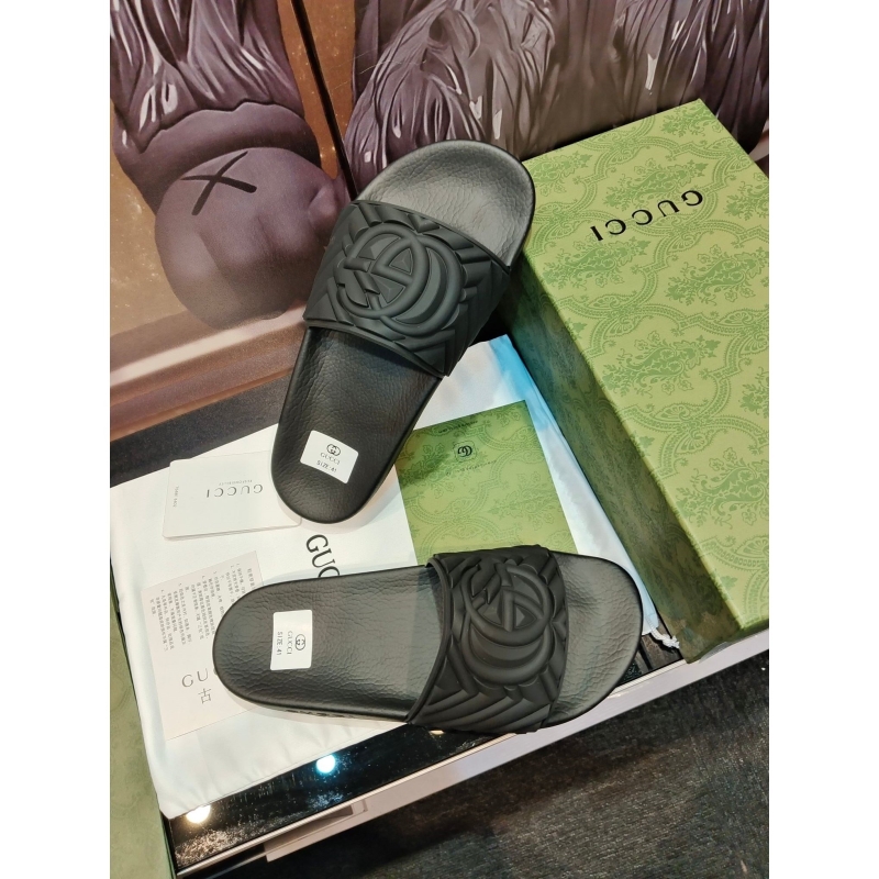 G*u*i slippers